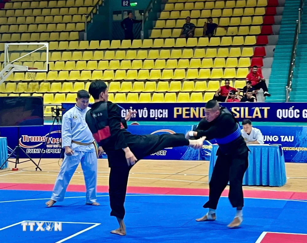 Sau lễ khai mạc Giải vô địch Pencak Silat Quốc gia năm 2024, các vận động viên bước vào các nội dung thi đấu của giải. (Ảnh: Huỳnh Sơn/TTXVN)